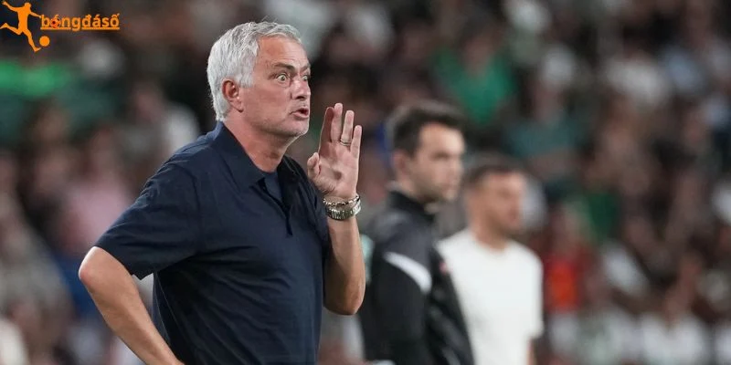 Mourinho tung lời đáp trả mạnh mẽ trước truyền thông